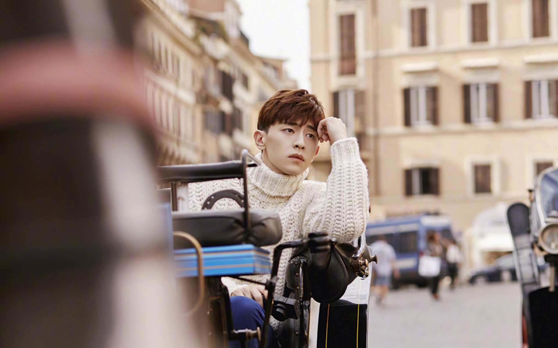 “举重赛事：高新体育中心选手力拔山河，彰显超级力量”